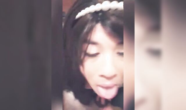 Sirvienta se gana aumento de sueldo chupándole la polla a su Jefe.