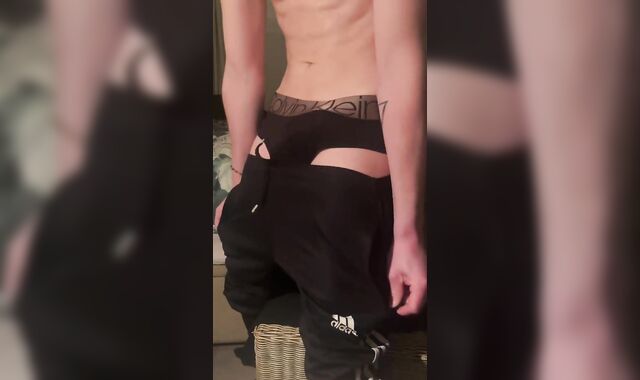 Hung Kiwi Blows Meaty Stream Before Bed [Slow Mo] [8-inches]