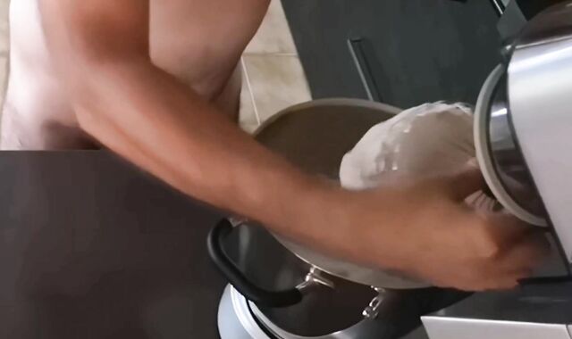 Cicci77 colleziona 85 grammi di sperma in 13 eiaculazioni per produrre delle meringhe di sperma