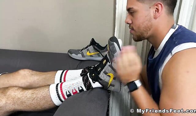 Confined fellow foot idolized and toe deep throated by queer homie