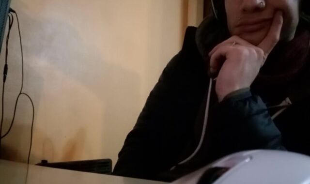 Симпатичный белый латиноамериканец вуайерист в своей одежде возбуждается в интернете.. :)