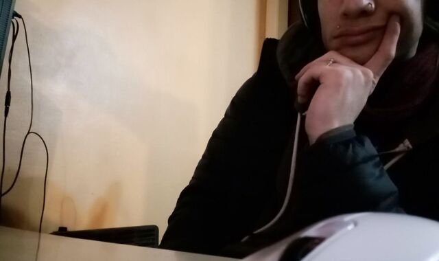 Симпатичный белый латиноамериканец вуайерист в своей одежде возбуждается в интернете.. :)