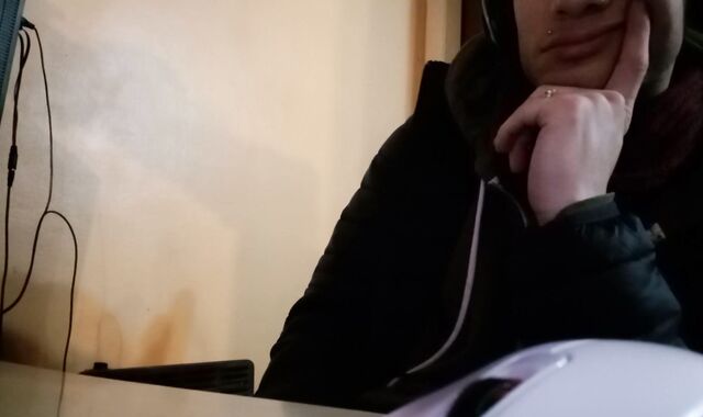 Симпатичный белый латиноамериканец вуайерист в своей одежде возбуждается в интернете.. :)