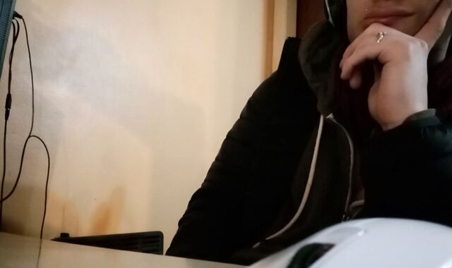 Симпатичный белый латиноамериканец вуайерист в своей одежде возбуждается в интернете.. :)