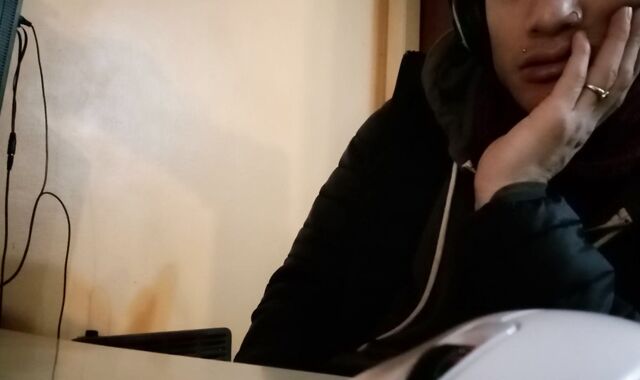 Симпатичный белый латиноамериканец вуайерист в своей одежде возбуждается в интернете.. :)