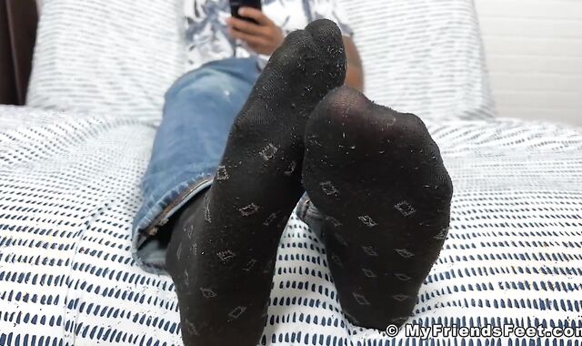 Sumptuous dark-hued cub Dallas caresses and flashes his delicious feet