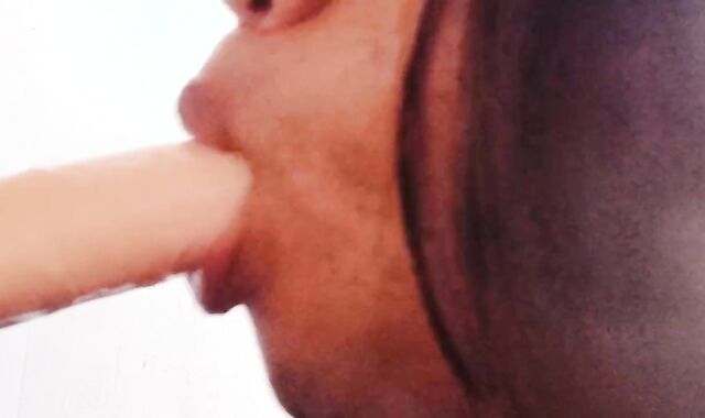 Rica mamada practicando con un consolador