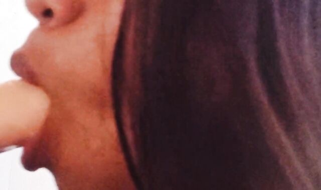 Rica mamada practicando con un consolador