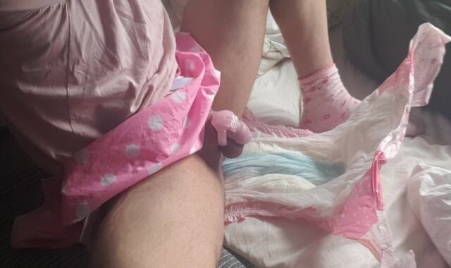 Open Diaper V-Card Pissing Sissy Damsel