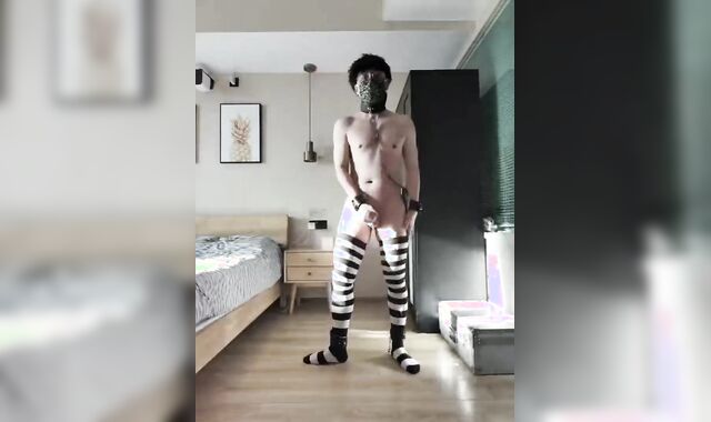 かわいい男の子の奴隷はマスターのために水着の自慰行為と絶頂を身に着けています