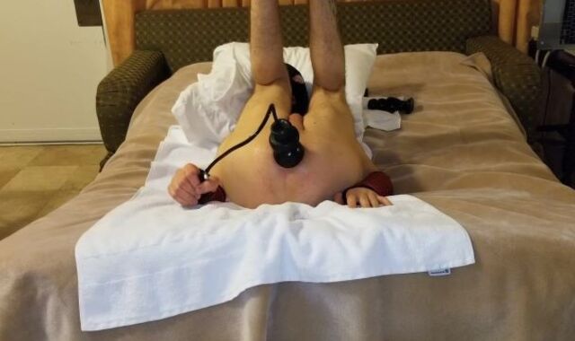 Lean reaming his dark-skinned asshole with yam-sized inflatable ass rump-buttplug