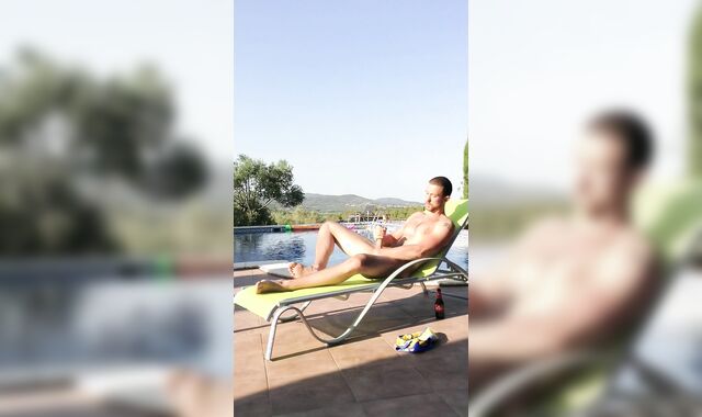 Outdoor Muscle Twink Masturbate by the Pool