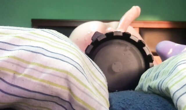 Jovencito caliente solo en la habitación