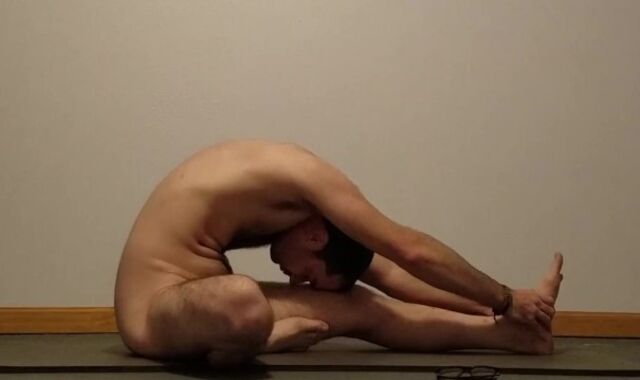 The exercise routine I use for more flexibility. Naked workout with voice-over explanations/thoughts