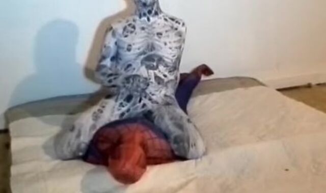 spiderman smashed by his spider enemy