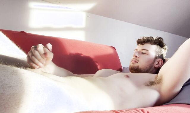 Solo male wanking his enormous wood on the bed