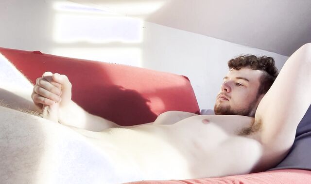 Solo male wanking his enormous wood on the bed