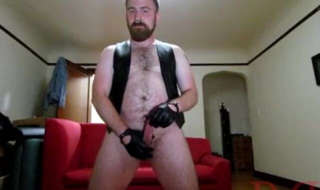 Thedudewhosadude faps it in tributed leather