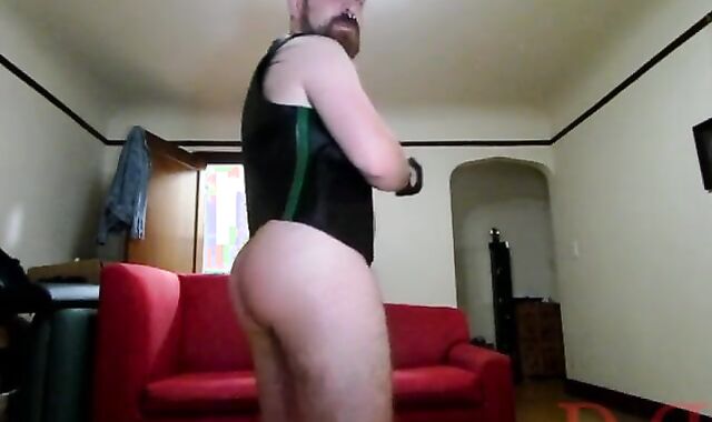 Thedudewhosadude faps it in tributed leather