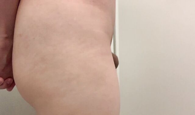 【無修正】色白の包茎男子がおしっこを限界まで我慢するも、耐えられず勢いよく放尿 日本人