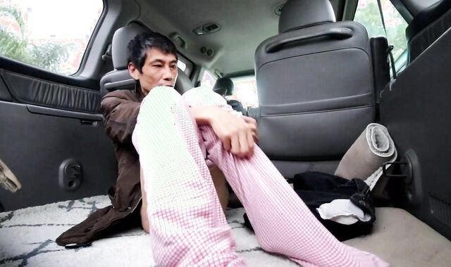 第一次一個人去麵包車試一試脫褲子自摸陰莖，有點緊張。覺得感覺一般般。