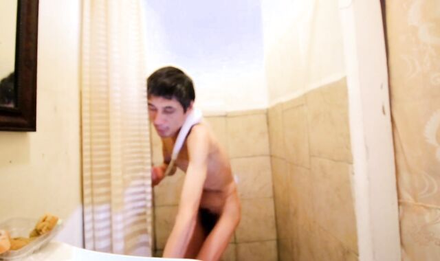 第一次一個人去麵包車試一試脫褲子自摸陰莖，有點緊張。覺得感覺一般般。