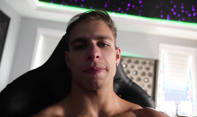 Heterosexual stepbro Gets Caught Getting A Sucky-Sucky From Roomy