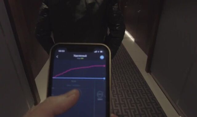 Парень контролирует ловенс у парня в жопе гуляя по отелю