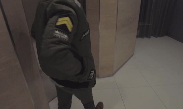 Парень контролирует ловенс у парня в жопе гуляя по отелю