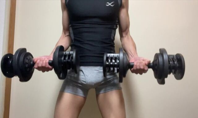 Sporty Japanese masturbates with electric masturbator while doing muscle teaching