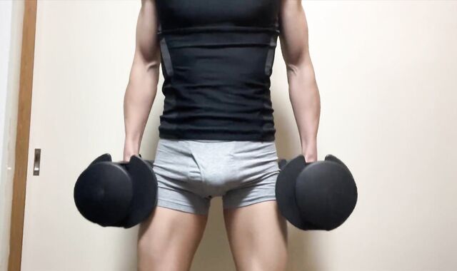 Sporty Japanese masturbates with electric masturbator while doing muscle teaching