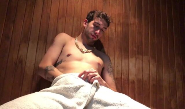 Paja en el sauna y me interrumpe mi amigo