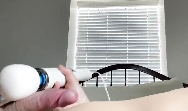 A Chinese fellow masterbates with a ángel wand, comes so much バイブでオナニー。大量発射