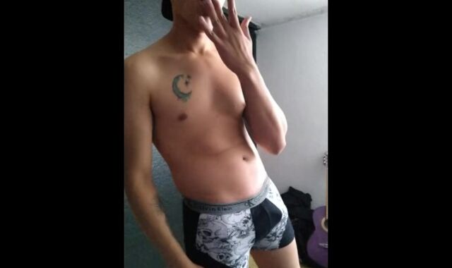 Jugando solo en mi cuarto