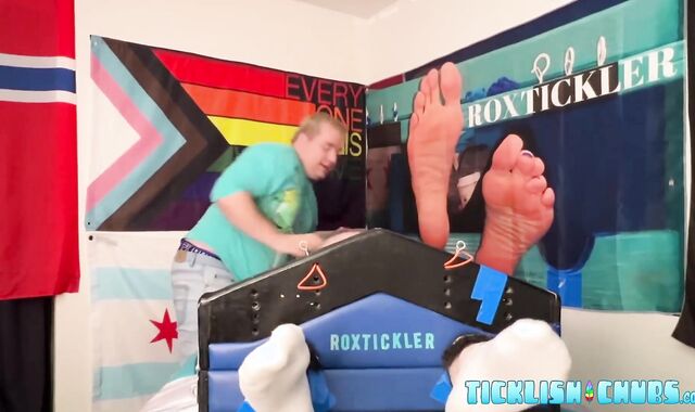 Obese dom Matt seduced Ryan into foot and figure tickling