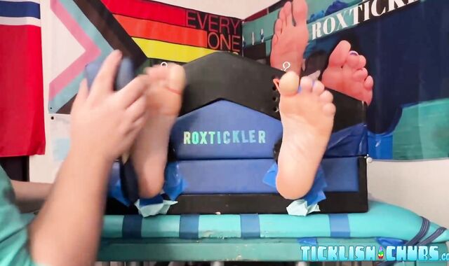 Obese dom Matt seduced Ryan into foot and figure tickling