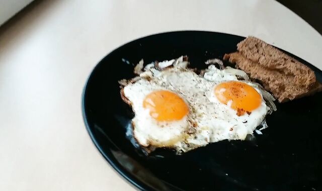 Kozzy makes breakfast and cumming on food, yummy jism