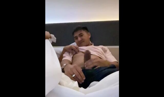 SARAP NA SARAP HABANG JINAJAKOL NG KAIBIGAN