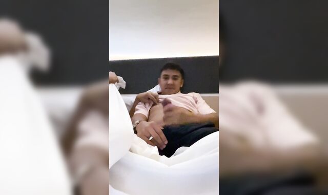 SARAP NA SARAP HABANG JINAJAKOL NG KAIBIGAN