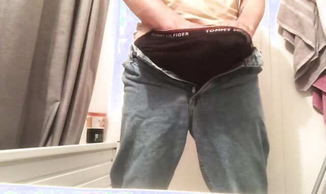 A dude in jeans milked off his man sausage and nutted