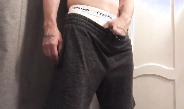 The man jerked off swiftly and jizzes in his mate's bathroom