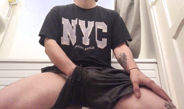 A young guy wanked off his spear and jism on the floor