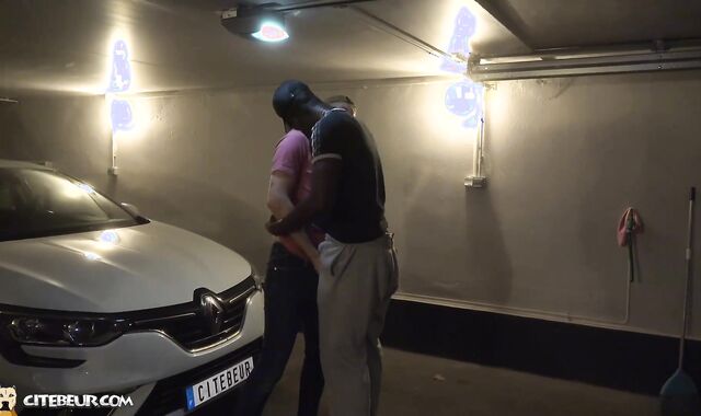 Grigny La Grande Borne - Mamadou Fait Crédit À Un Bobo De Paname [Flokossama]