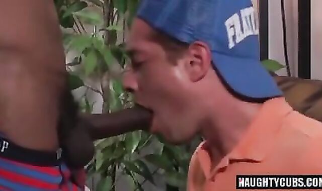 Couple has a thing for trio-way