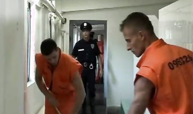 trio-some Entre Reclusos Y Policia