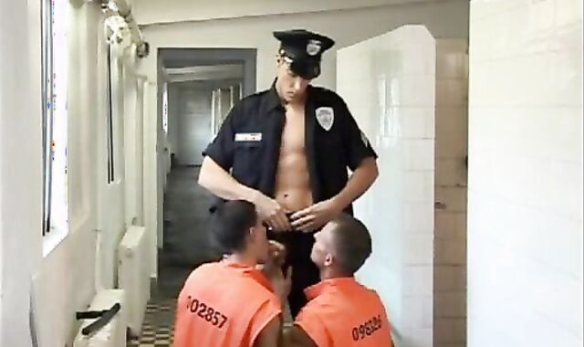 trio-some Entre Reclusos Y Policia