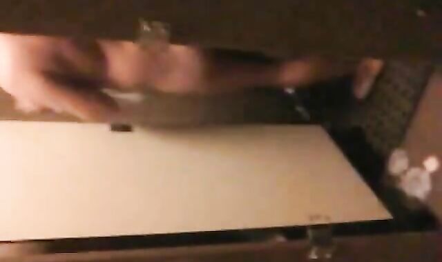 Flagra de pau duro no banheiro