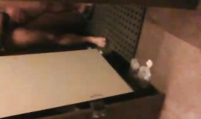 Flagra de pau duro no banheiro