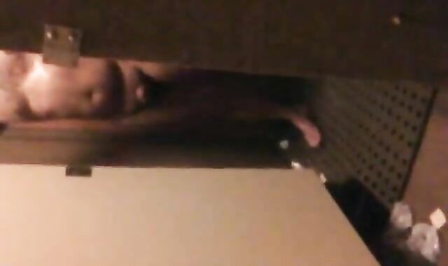 Flagra de pau duro no banheiro