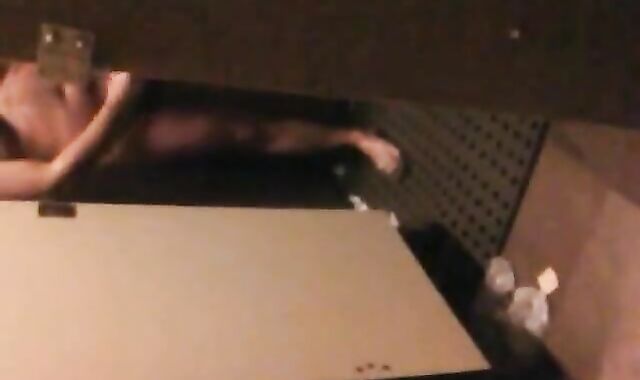 Flagra de pau duro no banheiro